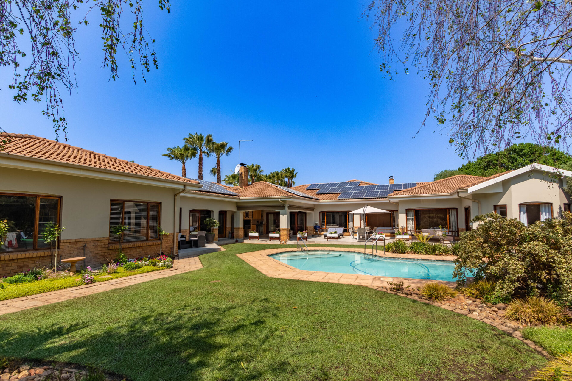 A calm, comfortable stay in Benoni - close to O.R. Tambo and Greater Johannesburg.